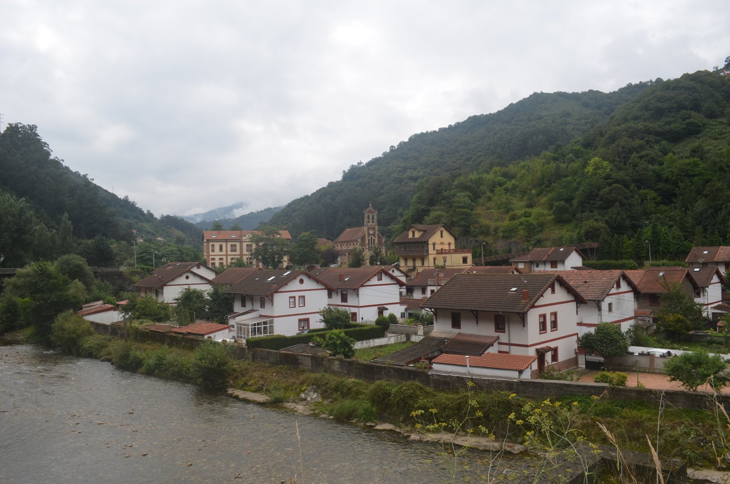 Viviendas del poblado junto al río Aller